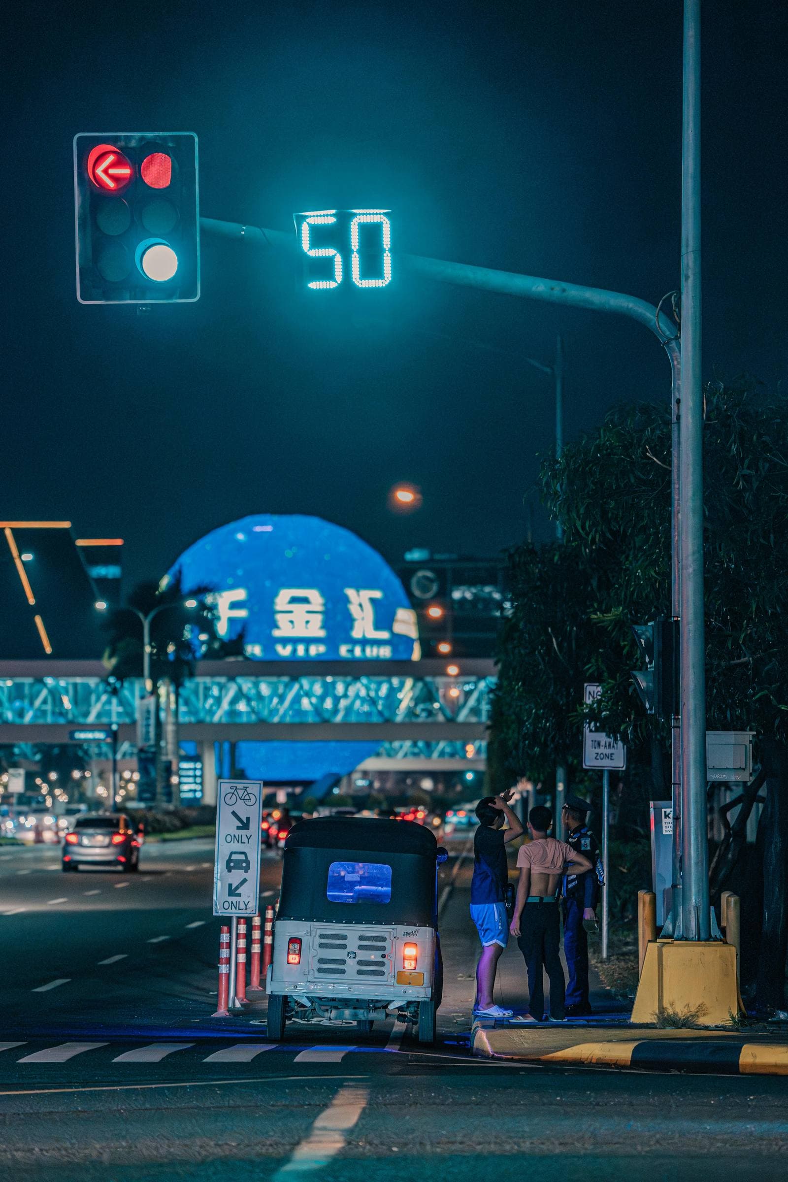 Trafic urban surprins la nivelul străzii, într-un oraș aglomerat, sugerând contextul rutier real.