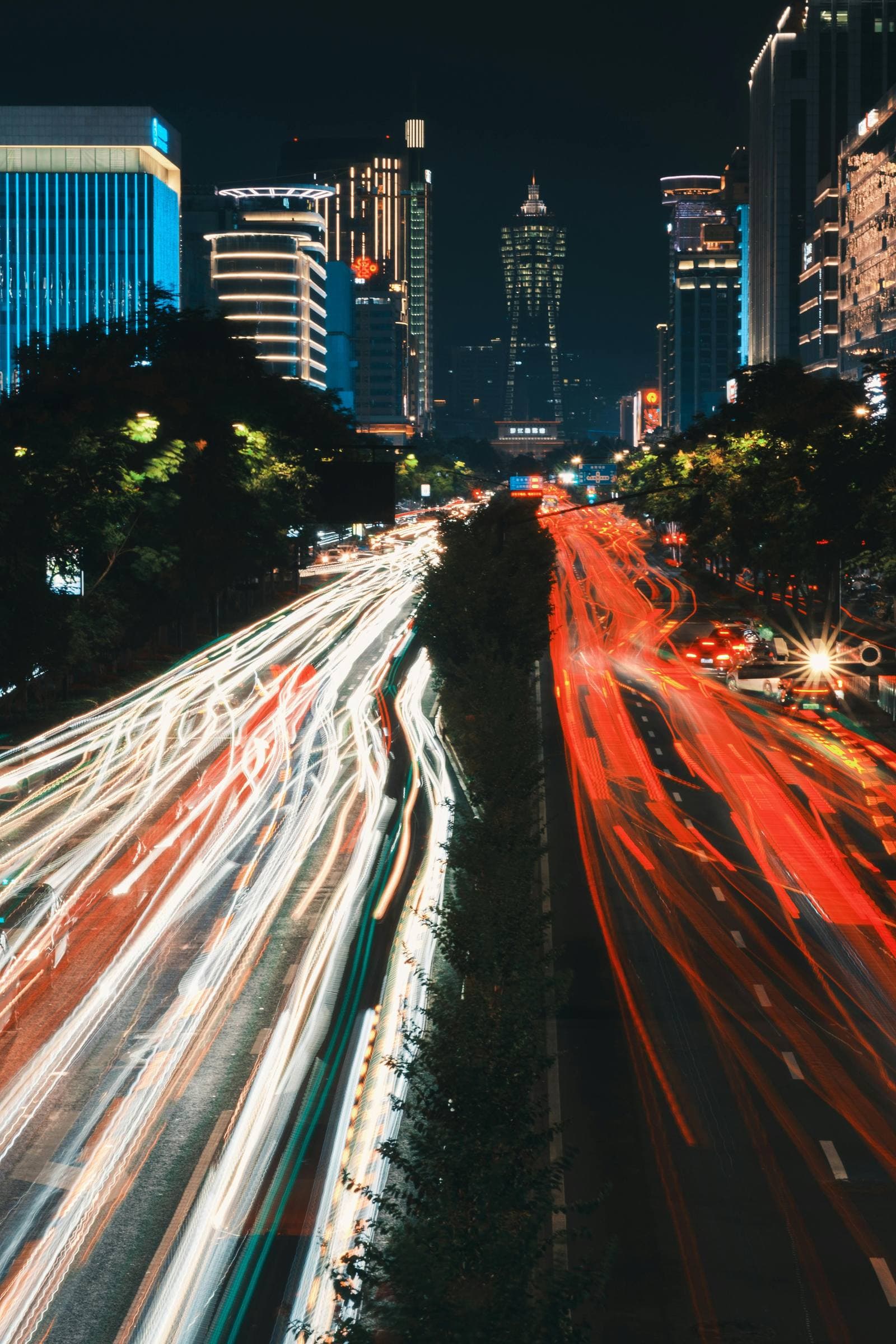 Intersecție urbană complexă văzută de sus, cu trafic intens și flux continuu de mașini.